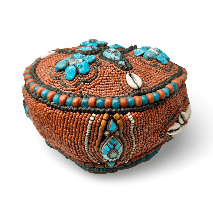 Reich verzierter tibetischer Zeremonialhut mit Korallen, Türkis und Kaurimuscheln - Atelier Tibet