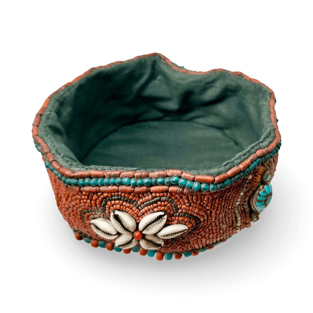 Reich verzierter tibetischer Zeremonialhut mit Korallen, Türkis und Kaurimuscheln - Atelier Tibet