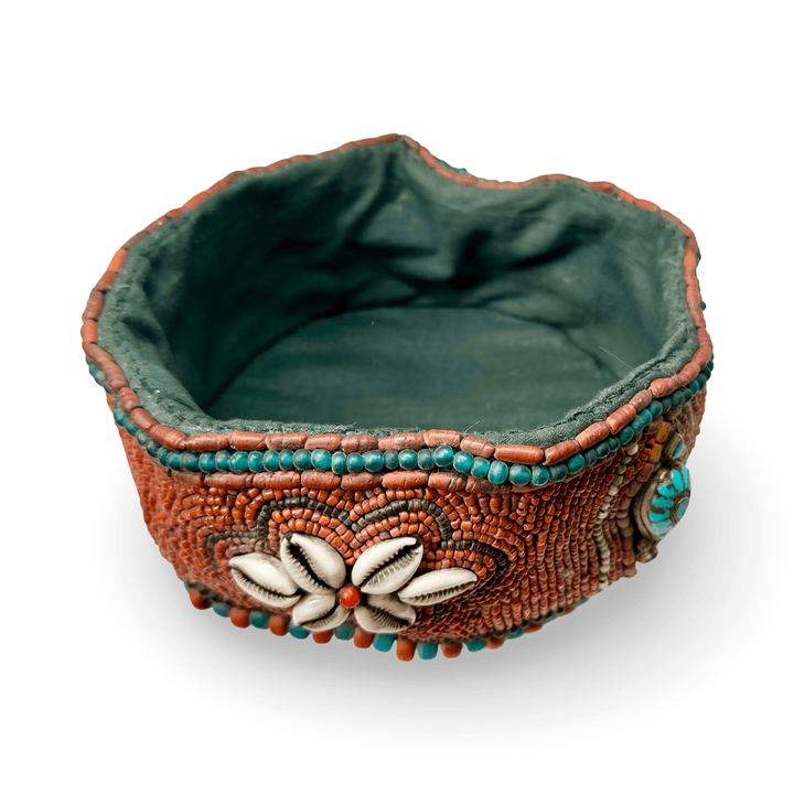 Reich verzierter tibetischer Zeremonialhut mit Korallen, Türkis und Kaurimuscheln - Atelier Tibet