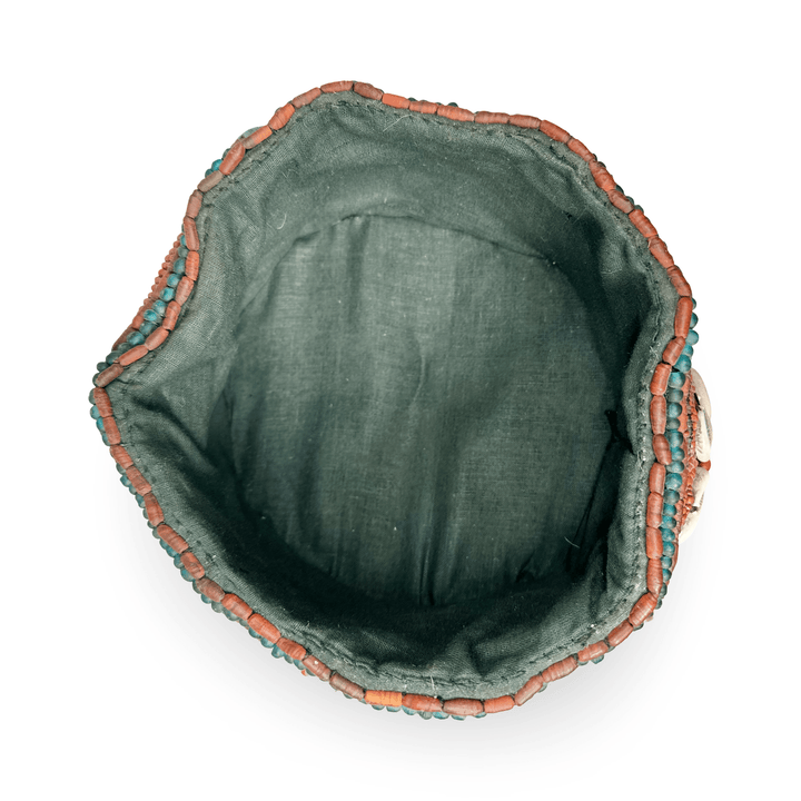 Reich verzierter tibetischer Zeremonialhut mit Korallen, Türkis und Kaurimuscheln - Atelier Tibet