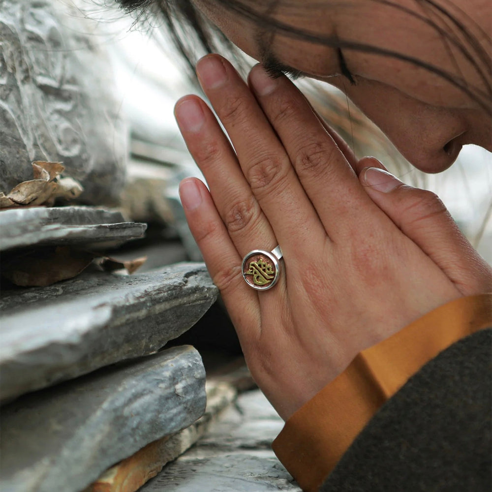 Ring mit Keimsilbe Dhih, feuervergoldet · CHARU × Khyenle - Atelier Tibet