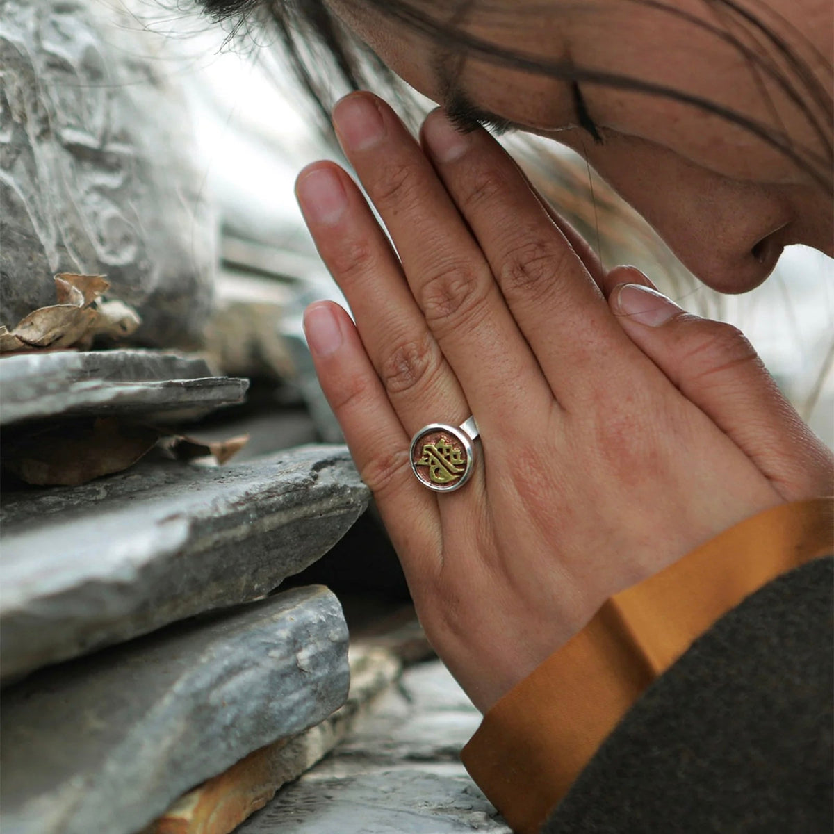 Ring mit Keimsilbe Dhih, feuervergoldet · CHARU × Khyenle - Atelier Tibet