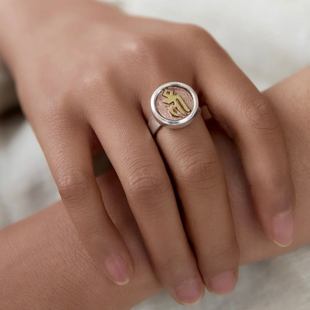 Ring mit Keimsilbe Tam, feuervergoldet · CHARU × Khyenle - Atelier Tibet