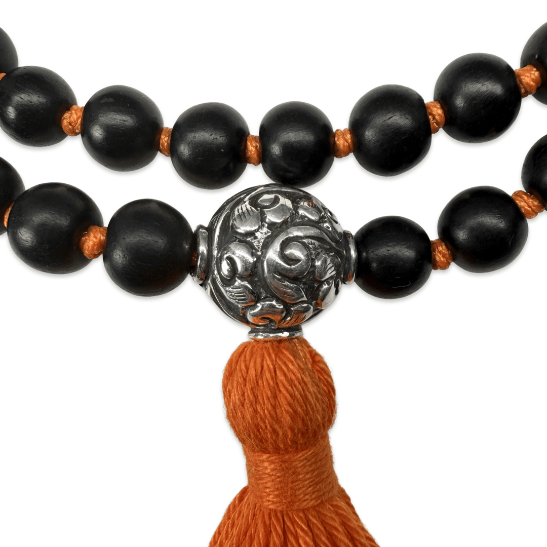 Rosenholz-Mala mit Silber-Guruperle und oranger Quaste - Atelier Tibet