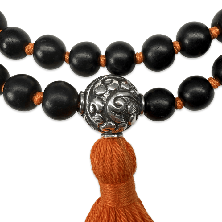 Rosenholz-Mala mit Silber-Guruperle und oranger Quaste - Atelier Tibet
