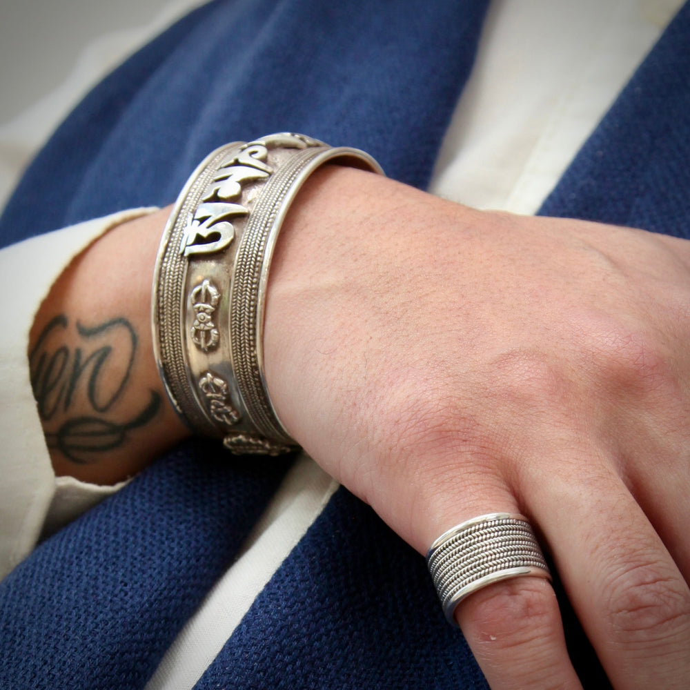 Sanskrit Mantra Armspange aus Silber - Atelier Tibet