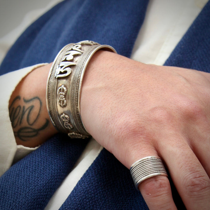 Sanskrit Mantra Armspange aus Silber - Atelier Tibet
