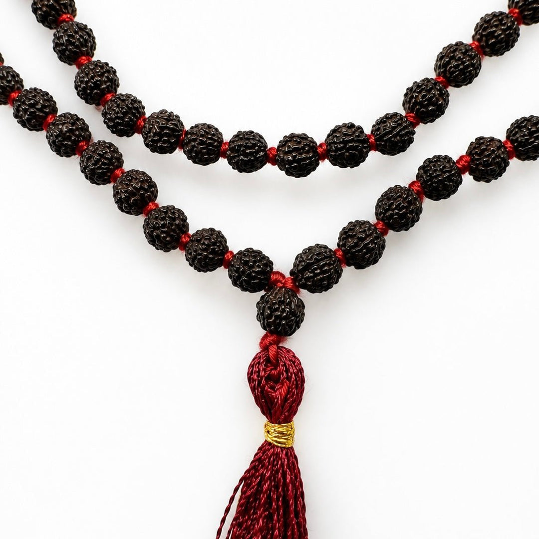 Schwarze Rudraksha Mala mit dunkelroter Quaste (⌀ 8 mm) - Atelier Tibet