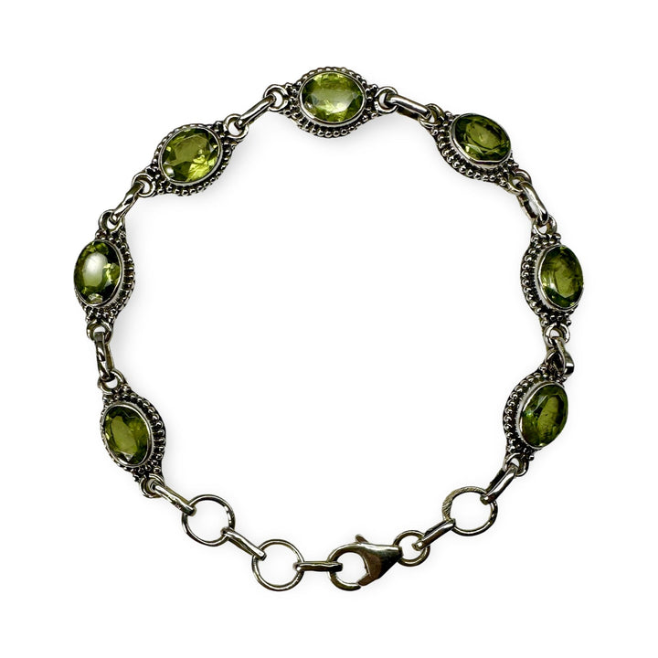 Silber - Armkette mit ovalem Peridot - Atelier Tibet