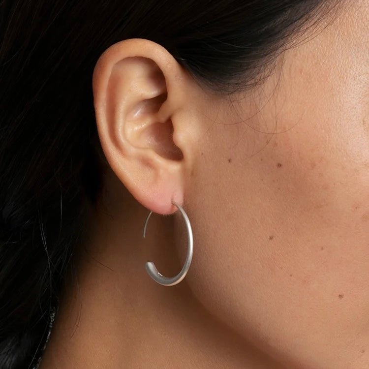 Silber-Kreolen mit Mantra-Gravur · CHARU × Yitso - Atelier Tibet