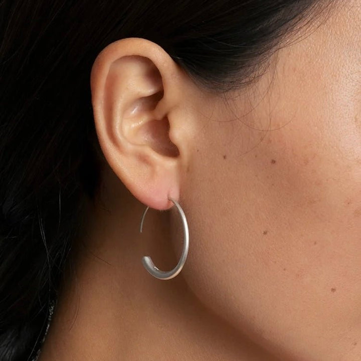 Silber-Kreolen mit Mantra-Gravur · CHARU × Yitso - Atelier Tibet