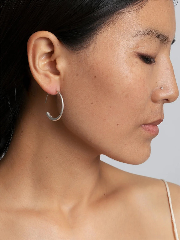 Silber-Kreolen mit Mantra-Gravur · CHARU × Yitso - Atelier Tibet