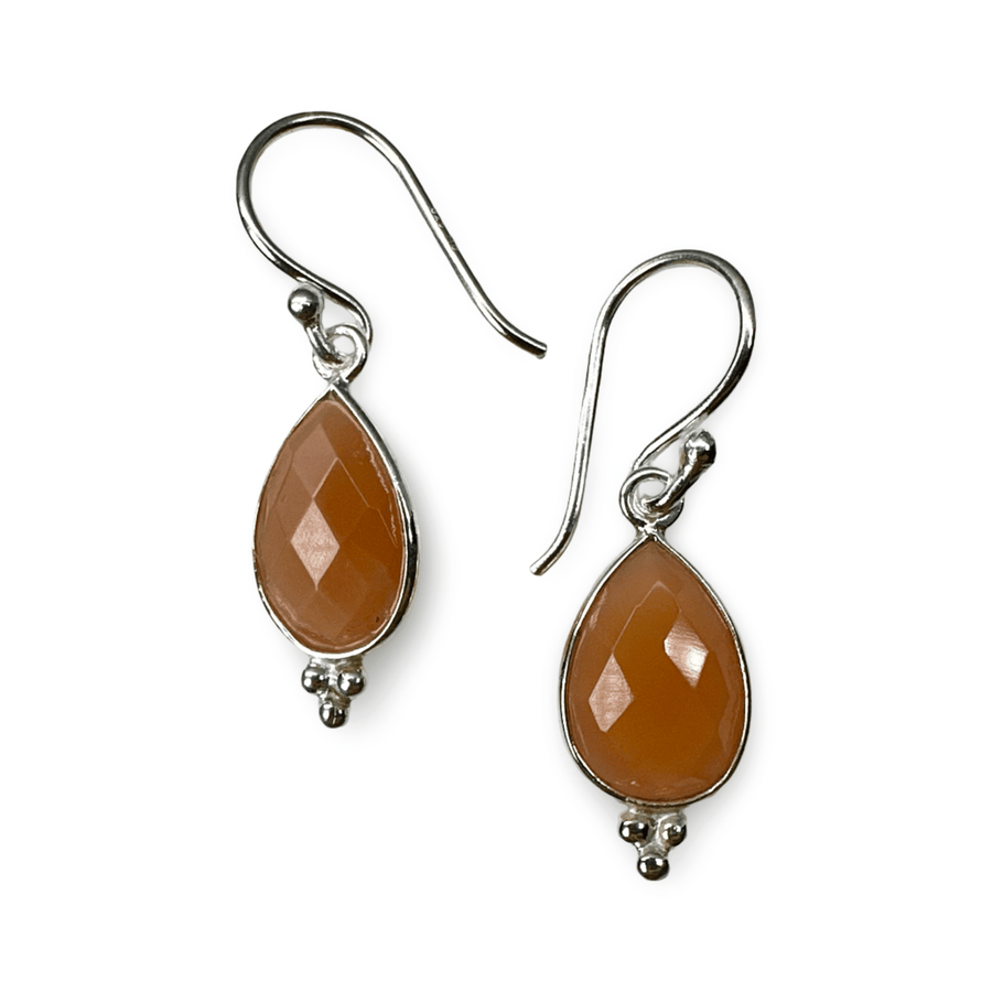 Silber - Ohranhänger mit tropfenförmigem orangem Mondstein - Atelier Tibet