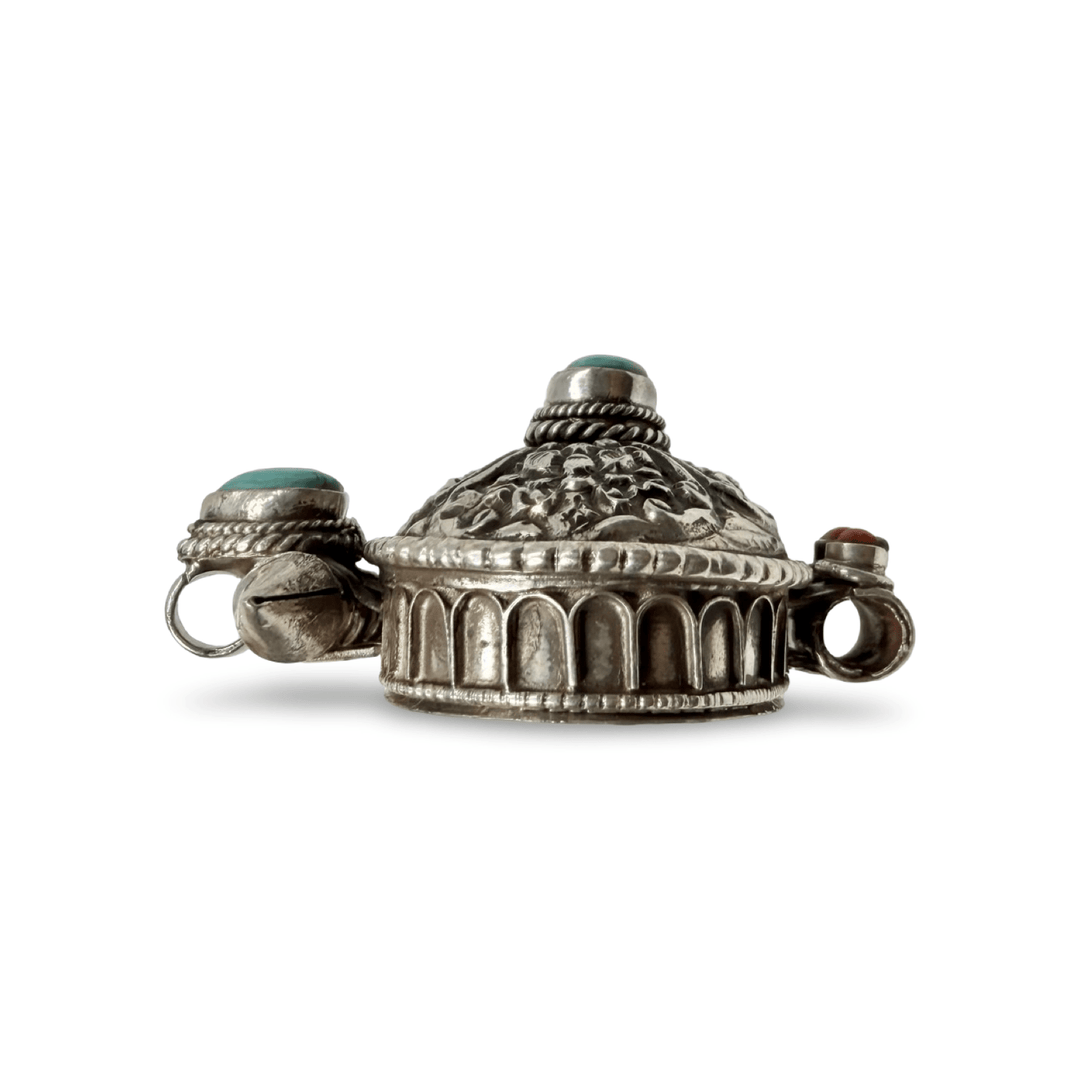 Silberner Ghau-Anhänger mit Türkis und Koralle - Atelier Tibet