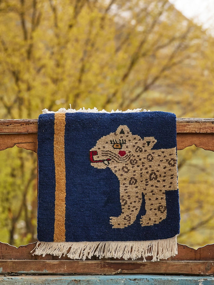 «Snowland Spirit» · Handgeknüpfter Schneeleopard-Sitzteppich · CHARU × Sayol - Atelier Tibet