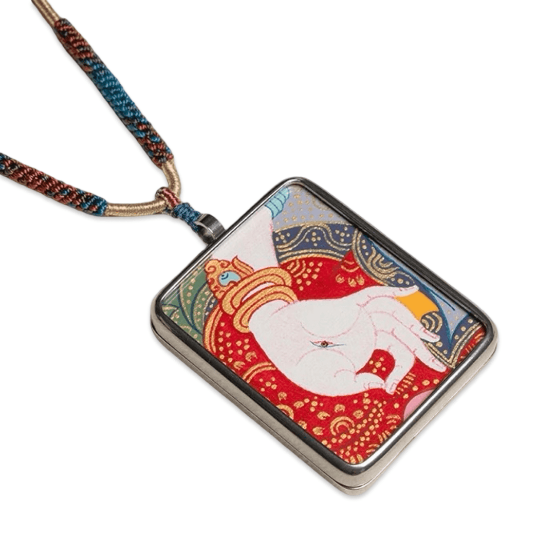 Thangka-Anhänger «Weisse Tara», handgemalt · CHARU × Rimou Thangka - Atelier Tibet