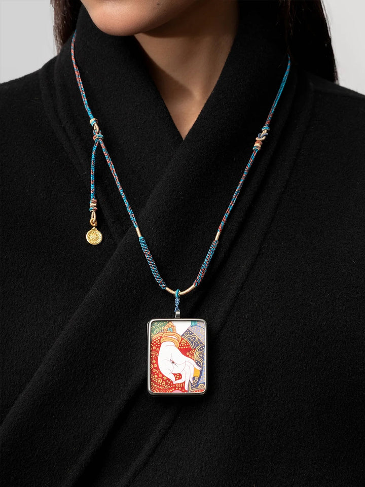 Thangka-Anhänger «Weisse Tara», handgemalt · CHARU × Rimou Thangka - Atelier Tibet