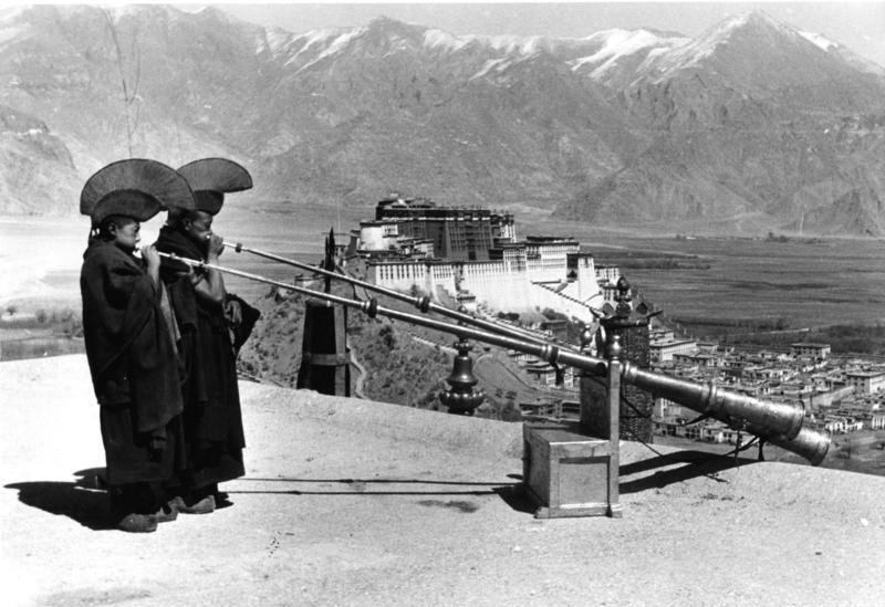 Tibetische «Dung Chen» Langtrompete aus Kupfer mit Messingverzierungen - Atelier Tibet