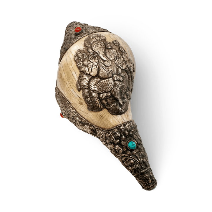 Tibetische Dungkar mit Ganesha - Darstellung – Silbermontierung mit Türkis und Koralle - Atelier Tibet