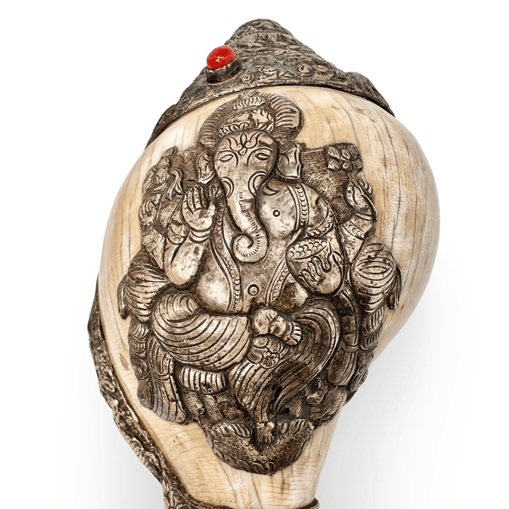 Tibetische Dungkar mit Ganesha - Darstellung – Silbermontierung mit Türkis und Koralle - Atelier Tibet