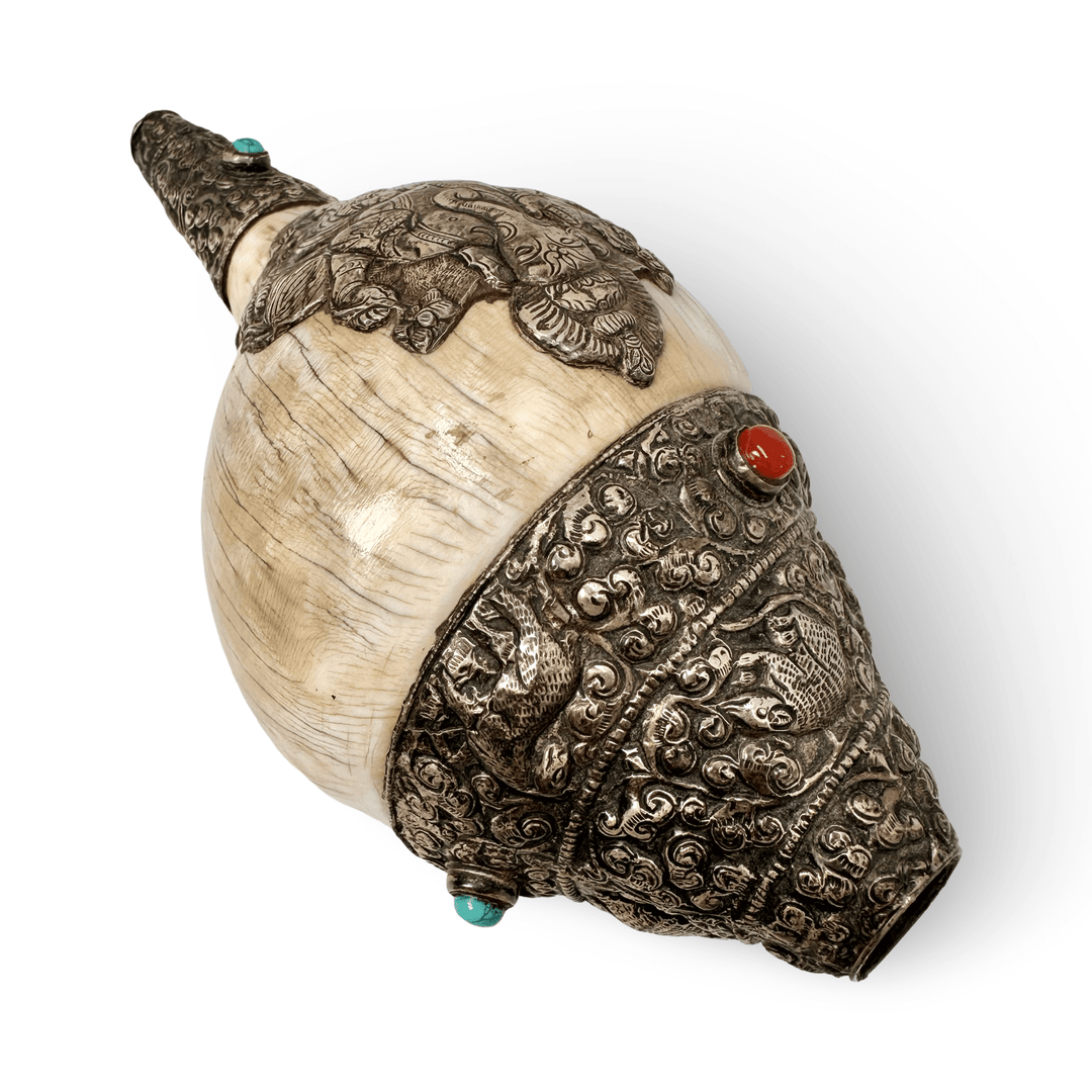 Tibetische Dungkar mit Ganesha - Darstellung – Silbermontierung mit Türkis und Koralle - Atelier Tibet