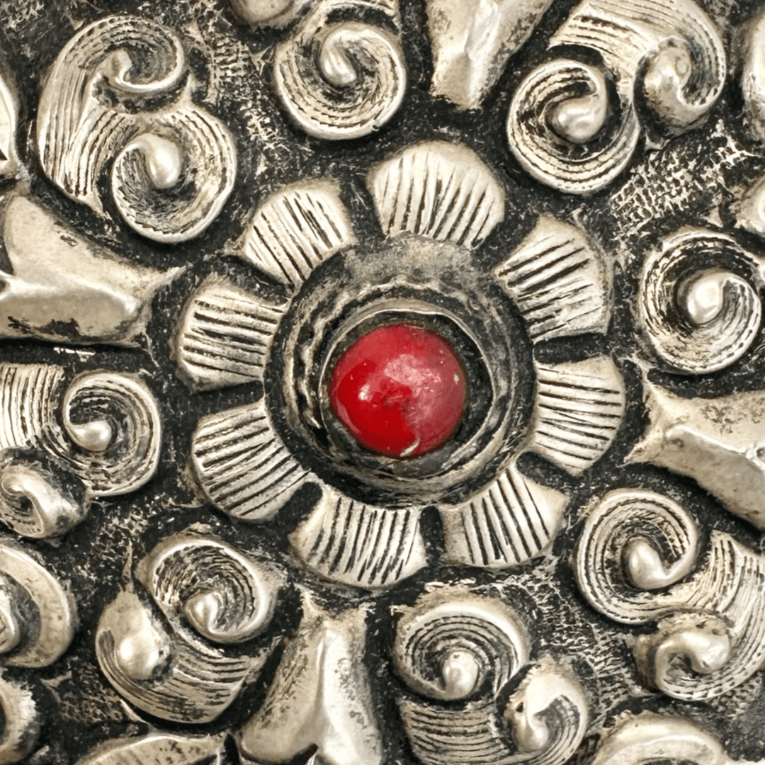 Tibetische Dungkar – Silbermontierung mit Türkis und Koralle - Atelier Tibet