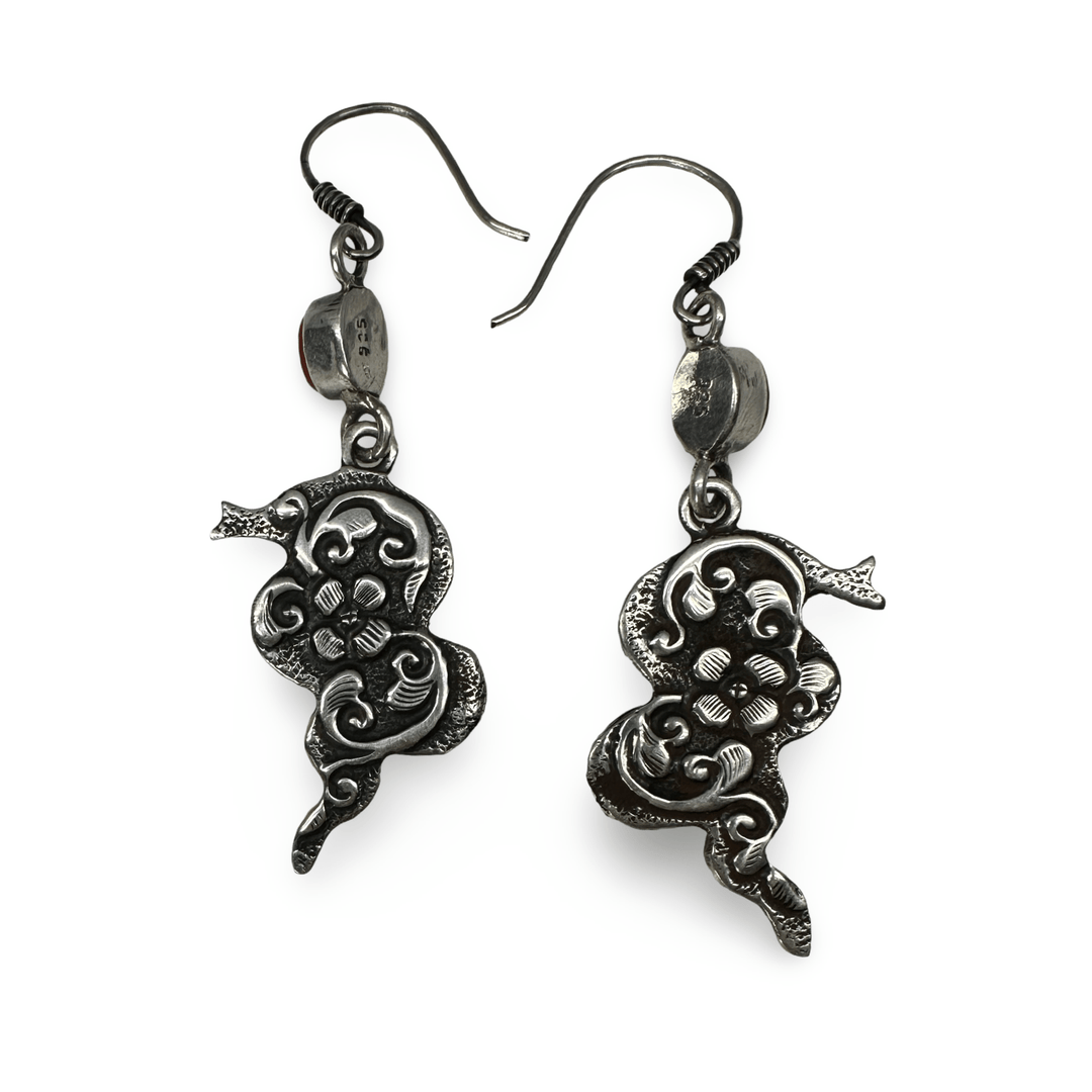 Tibetische Schlangen Ohranhänger aus Silber mit Koralle - Atelier Tibet