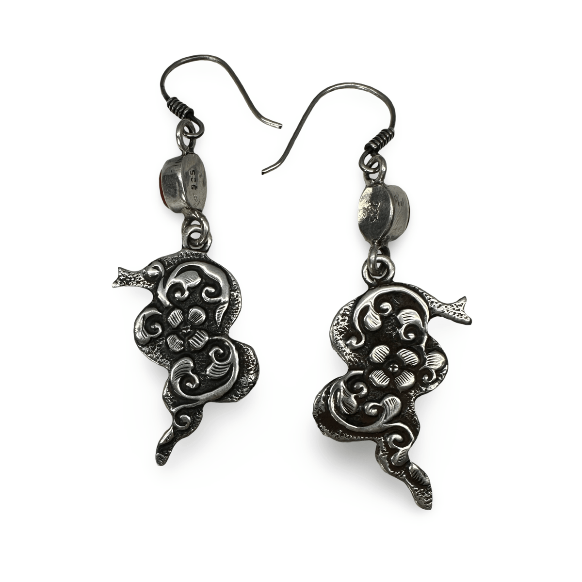 Tibetische Schlangen Ohranhänger aus Silber mit Koralle - Atelier Tibet
