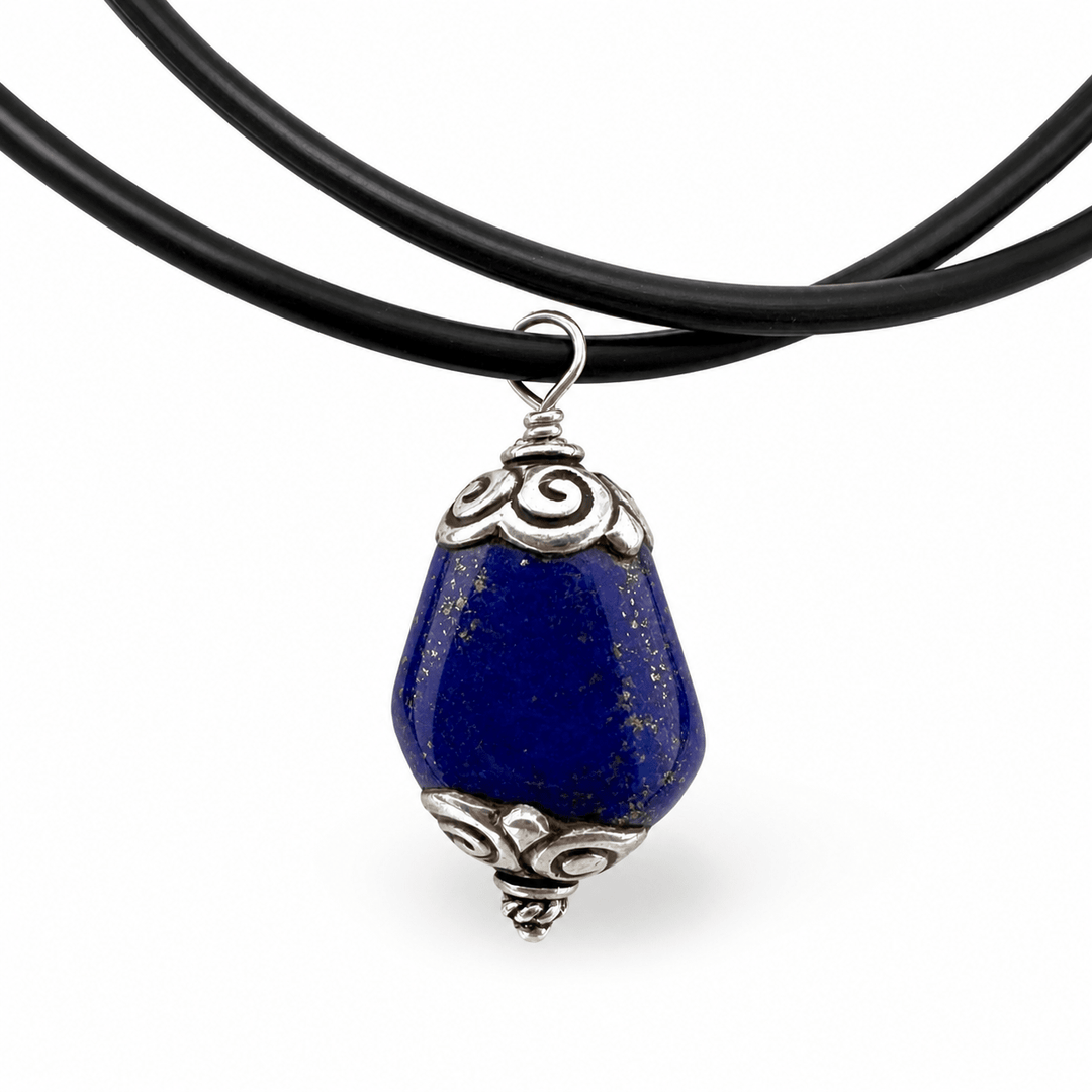 Tibetischer Lapis Lazuli - Anhänger mit Silberfassung an schwarzem Band - Atelier Tibet
