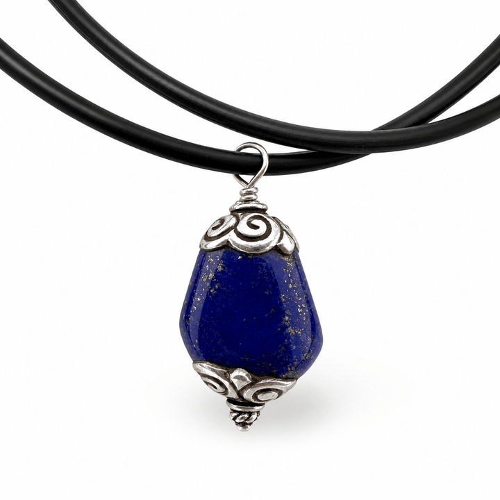 Tibetischer Lapis Lazuli - Anhänger mit Silberfassung an schwarzem Band - Atelier Tibet