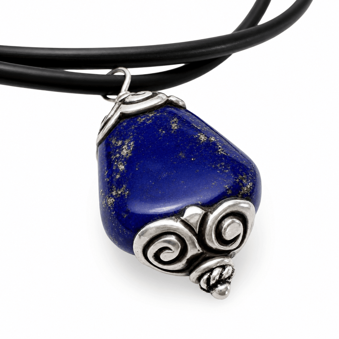 Tibetischer Lapis Lazuli - Anhänger mit Silberfassung an schwarzem Band - Atelier Tibet