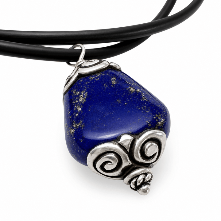 Tibetischer Lapis Lazuli - Anhänger mit Silberfassung an schwarzem Band - Atelier Tibet