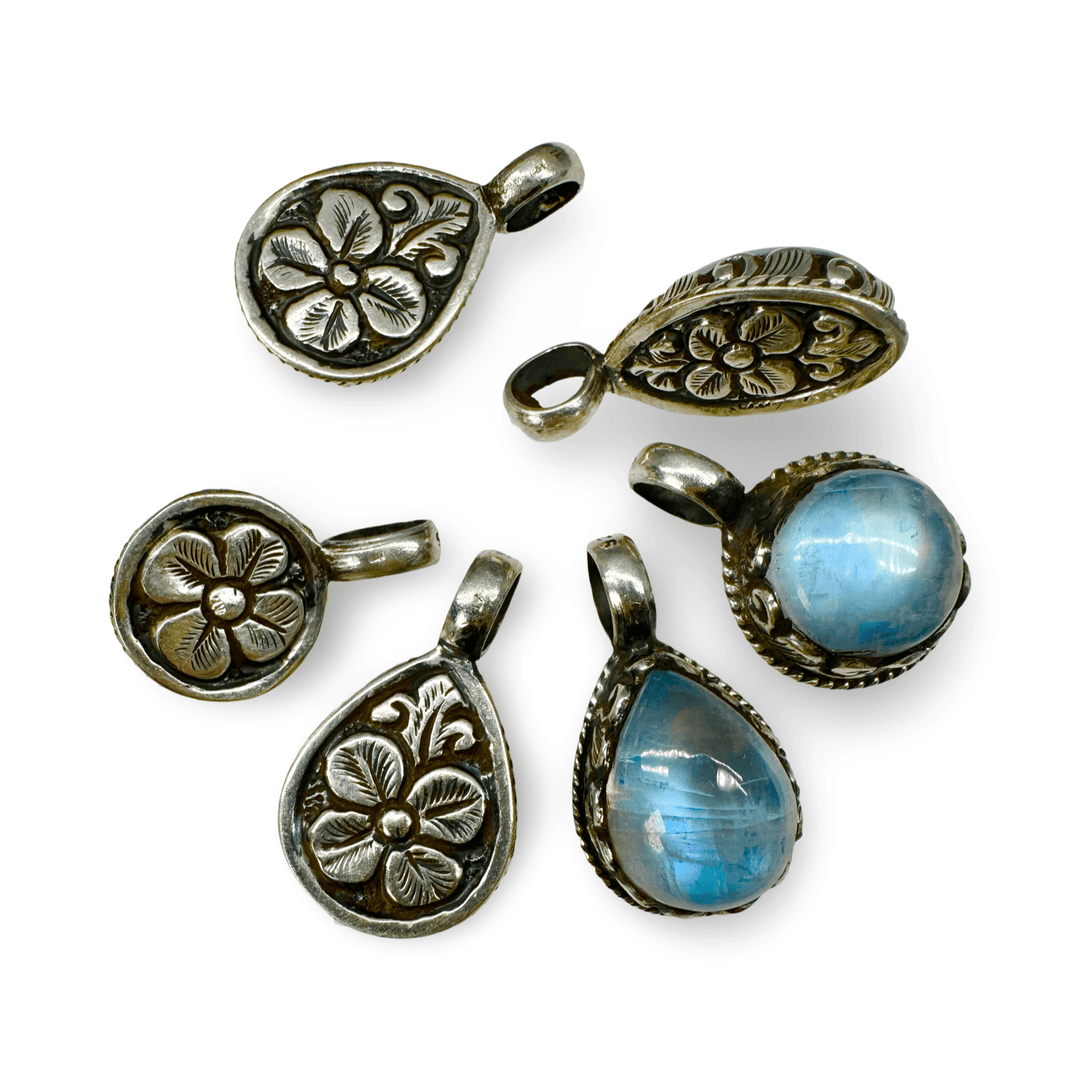Tibetischer Silber - Anhänger mit Mondstein - Atelier Tibet