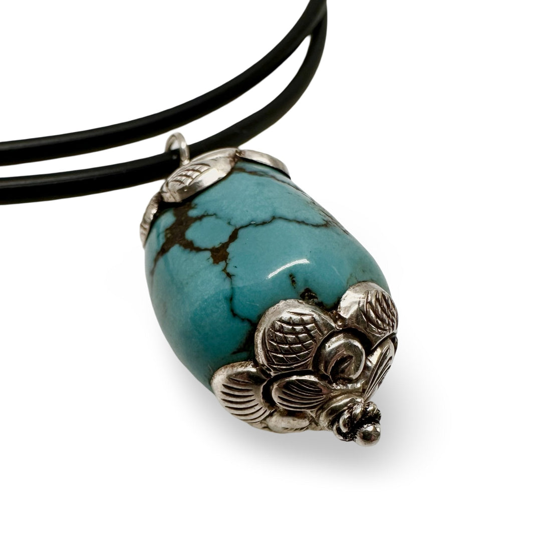 Tibetischer Türkis - Anhänger mit floraler Silberfassung - Atelier Tibet