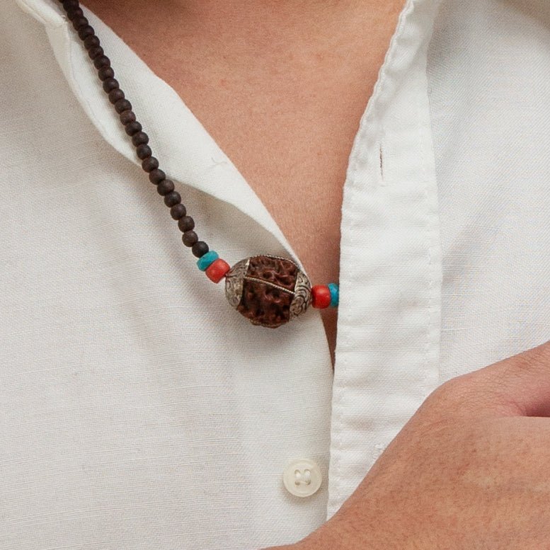 Traditionelle Kette mit Ebenholz, Rudraksha, Türkis und Koralle - Atelier Tibet