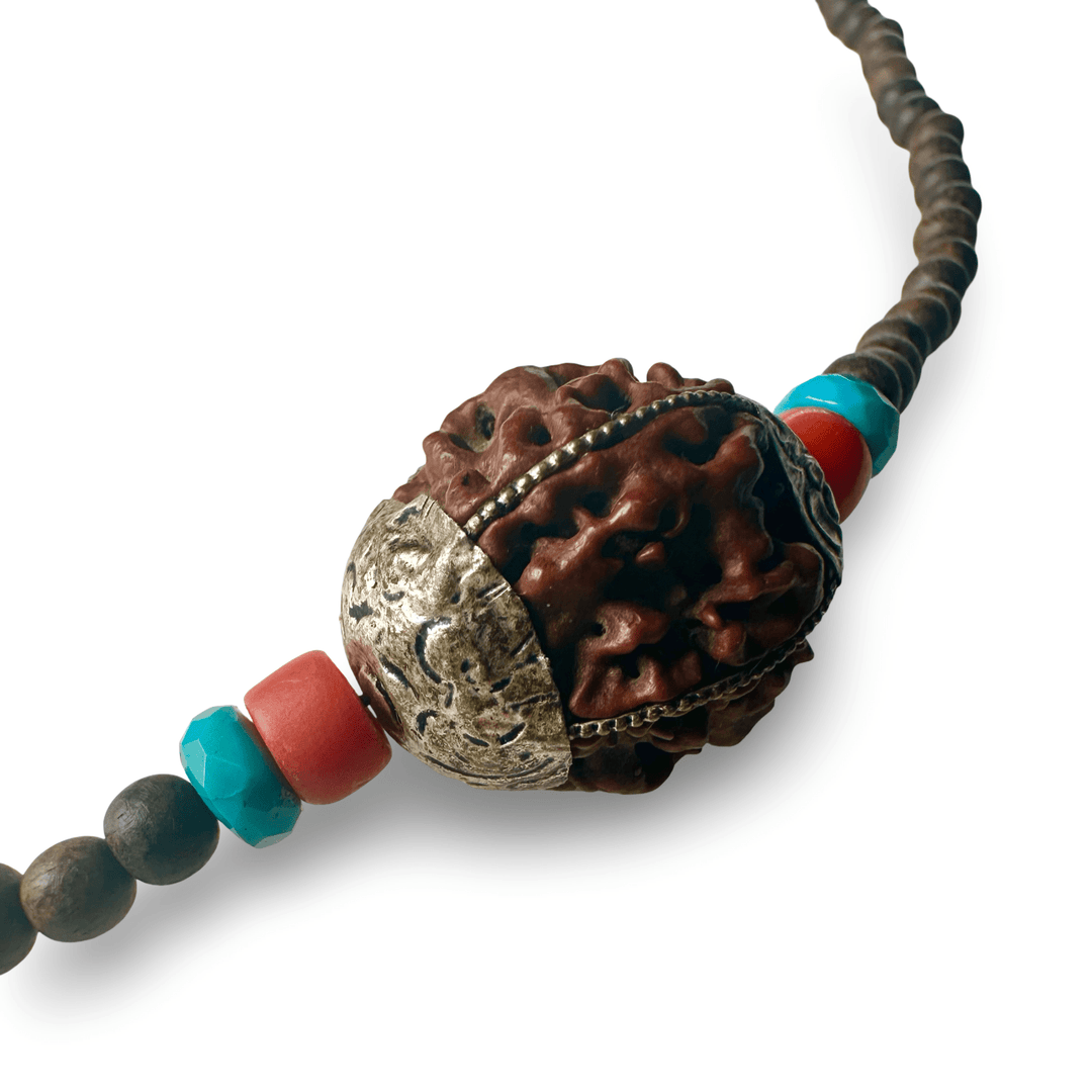 Traditionelle Kette mit Ebenholz, Rudraksha, Türkis und Koralle - Atelier Tibet