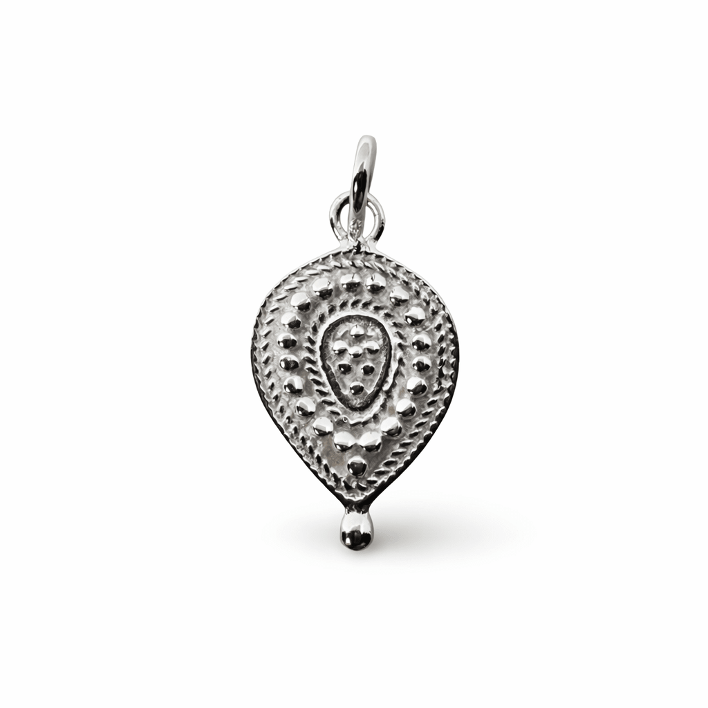 Tropfenförmiger Anhänger aus Silber mit feinem Kugelornament - Atelier Tibet