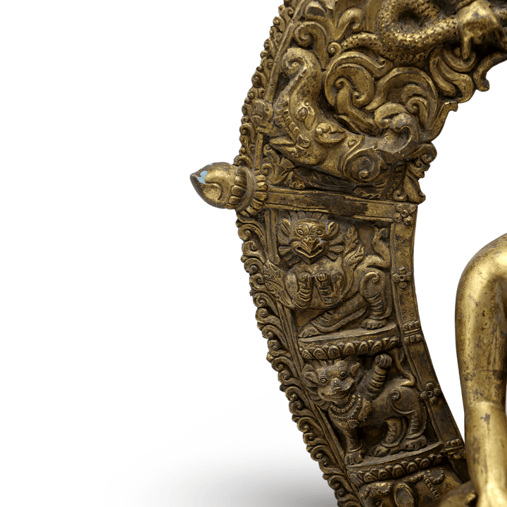 Vergoldete antike Shakyamuni - Buddha - Statue mit reich verziertem Nimbusrahmen - Atelier Tibet