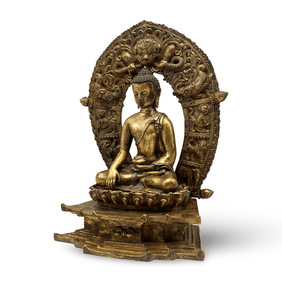 Vergoldete antike Shakyamuni - Buddha - Statue mit reich verziertem Nimbusrahmen - Atelier Tibet
