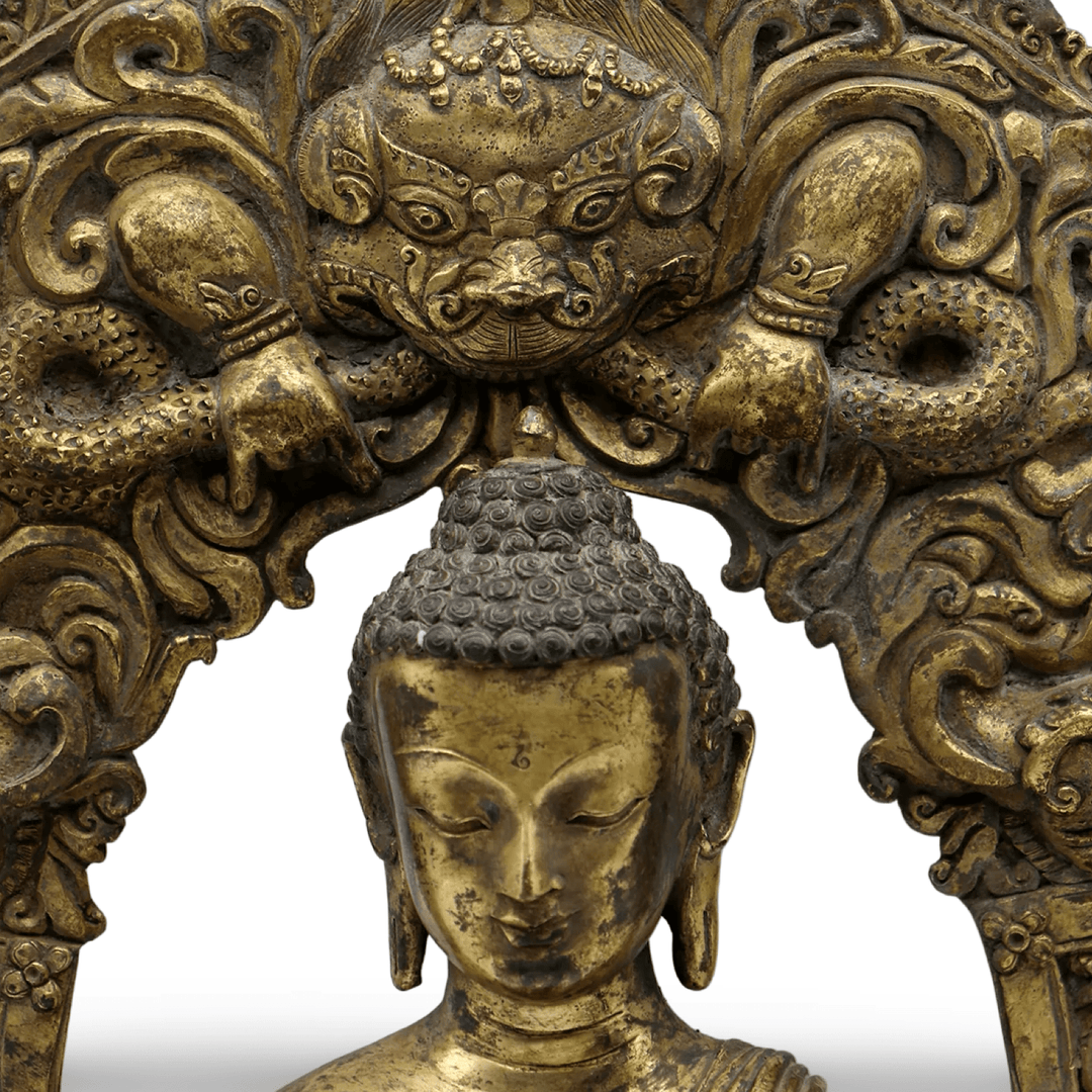 Vergoldete antike Shakyamuni - Buddha - Statue mit reich verziertem Nimbusrahmen - Atelier Tibet