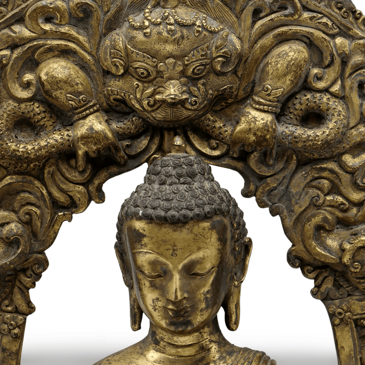 Vergoldete antike Shakyamuni - Buddha - Statue mit reich verziertem Nimbusrahmen - Atelier Tibet