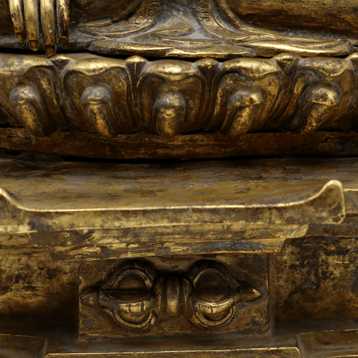 Vergoldete antike Shakyamuni - Buddha - Statue mit reich verziertem Nimbusrahmen - Atelier Tibet
