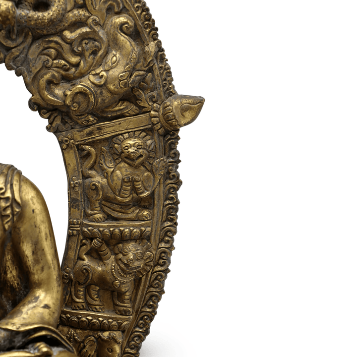 Vergoldete antike Shakyamuni - Buddha - Statue mit reich verziertem Nimbusrahmen - Atelier Tibet