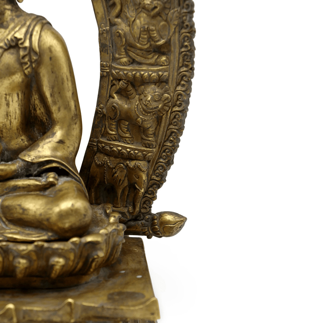 Vergoldete antike Shakyamuni - Buddha - Statue mit reich verziertem Nimbusrahmen - Atelier Tibet