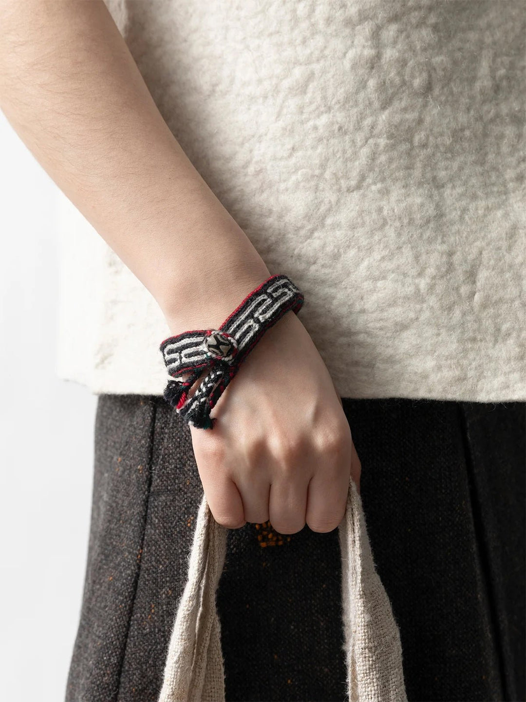 Wollarmband «Dzi», handgewebt in Tibet · CHARU × Tsoten - Atelier Tibet