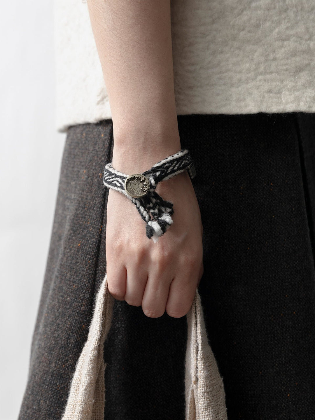 Wollarmband «Wasserwelle», handgewebt in Tibet · CHARU × Tsoten - Atelier Tibet