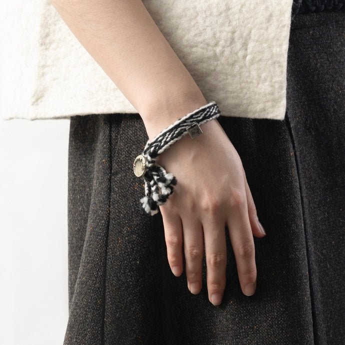 Wollarmband «Wasserwelle», handgewebt in Tibet · CHARU × Tsoten - Atelier Tibet