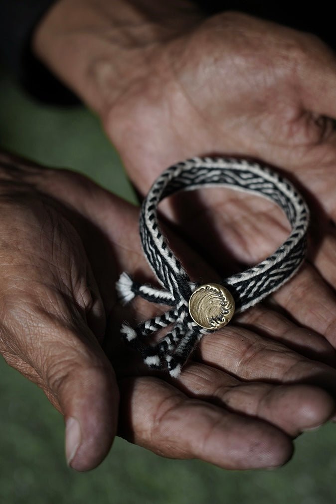 Wollarmband «Wasserwelle», handgewebt in Tibet · CHARU × Tsoten - Atelier Tibet