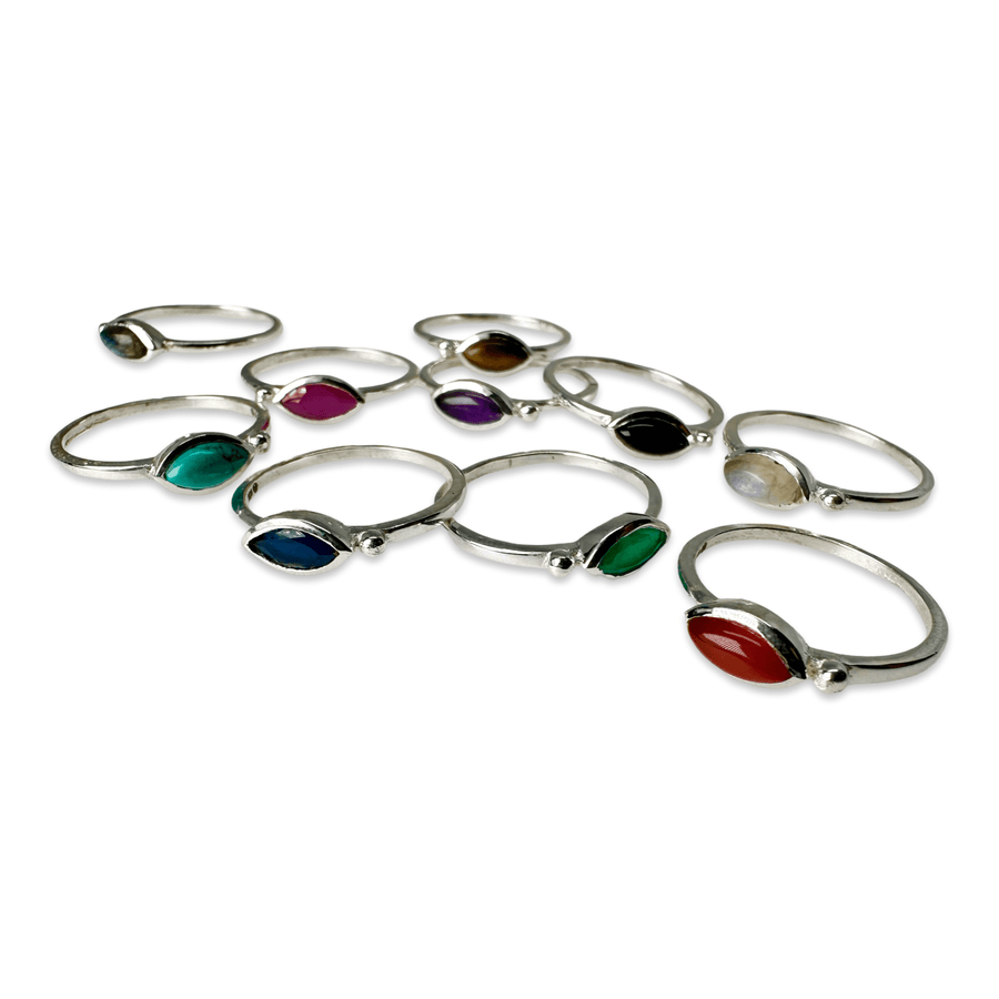 Zarter, eleganter Silberring mit farbigem ovalem Schmuckstein - Atelier Tibet