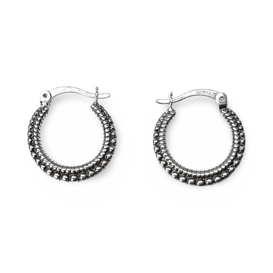 Zierliche flache Kreolen aus geschwärztem Silber mit Kugelmuster (Ø 18 mm) - Atelier Tibet